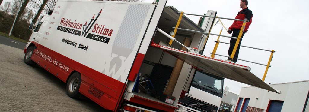 Vrachtwagen van Wolthuizen met lift en persoon