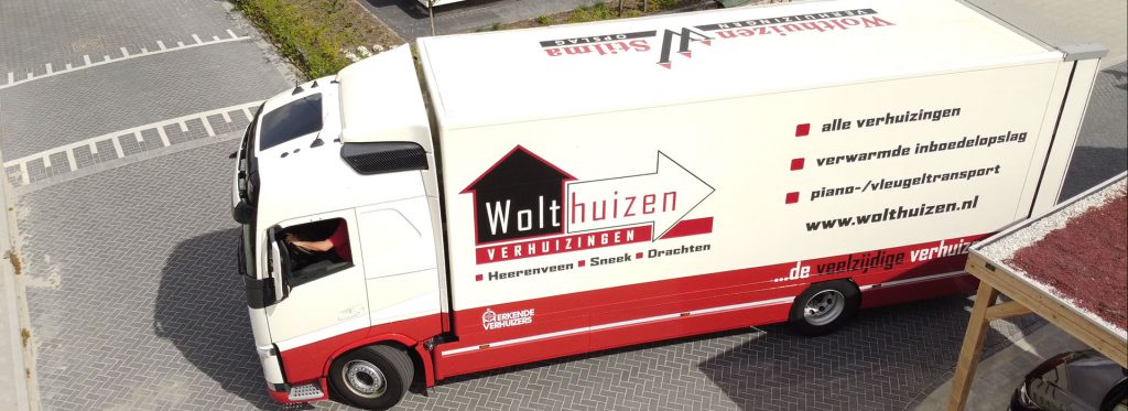 Vrachtwagen van Wolthuizen geparkeerd op de weg met achterdeuren open